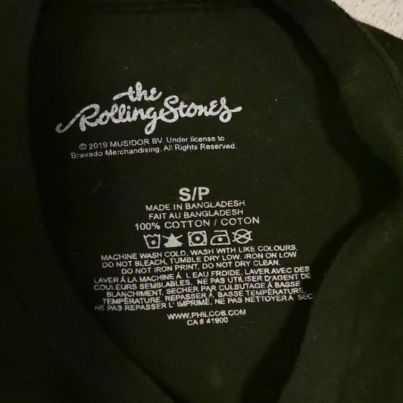 Graphic T size small - Picture 2 of 2